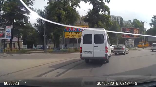 Амёба таксист: по рельсам на Рабочей и по Пушкина | Авто Информатор смотреть онлайн