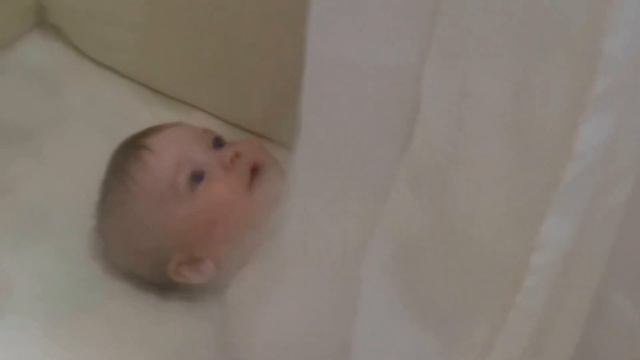 Игра с мобилем. Радость от игрушки на кроватке. смотреть онлайн