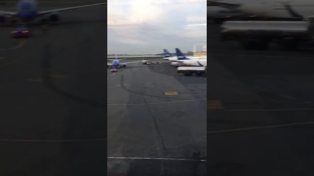 At LaGuardia Airport смотреть онлайн
