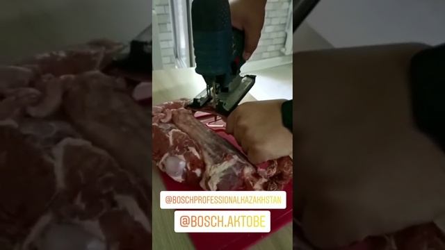 Режем мясо лобзиком BOSCH GST 12V-70 #bosch #dewalt #diy #makita #сборкамебели #tool #metabo #altec смотреть онлайн