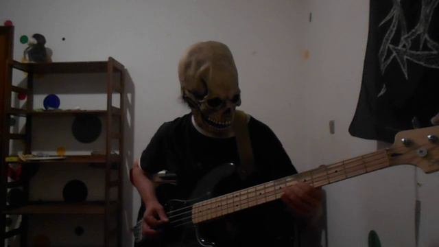 The CREEPY MUSICIAN - Plays Fender Squier Precision Bass Solo смотреть онлайн