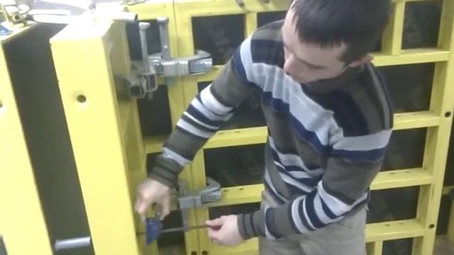 Монтаж пружинного зажима для опалубки. смотреть онлайн