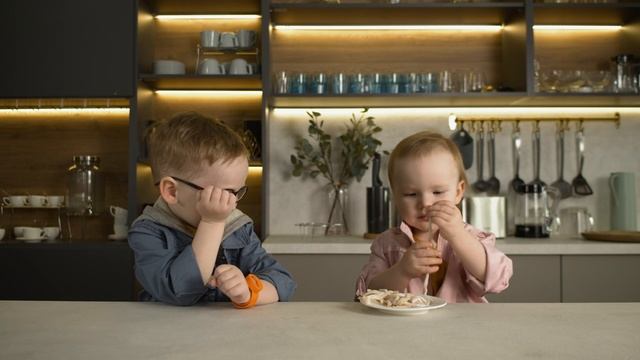 Дети пробуют «взрослую» еду из ВкусВилла смотреть онлайн