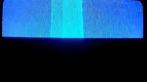 Телевизор показывает изображение на половину  экрана.