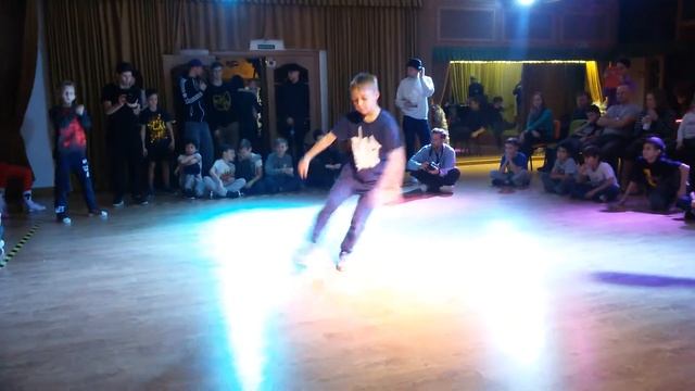 Брейк данс.Дети.Bboy MARS.Батл за выход в 1/8 X-MAS-B-BOY JAM 2017.г.Калининград. смотреть онлайн
