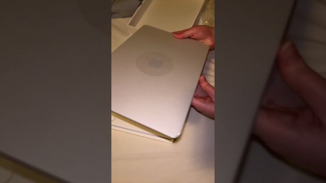 UNBOXING NEW MACBOOK AIR STARLIGHT #apple #starlight #aesthetic #moneymoves #bigboss #mac #macbook смотреть онлайн