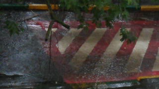 Сильный ливень обрушался на Москву 7июня в 14-30