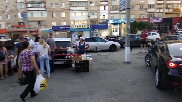 Нелегальные торговцы оккупировали парковку в Юбилейном смотреть онлайн