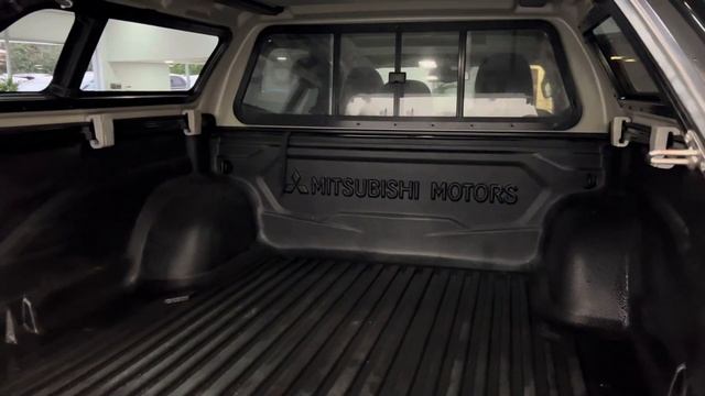 Mitsubishi L200 2.4 DI-D DC Barbarian 4WD - Walkaround смотреть онлайн