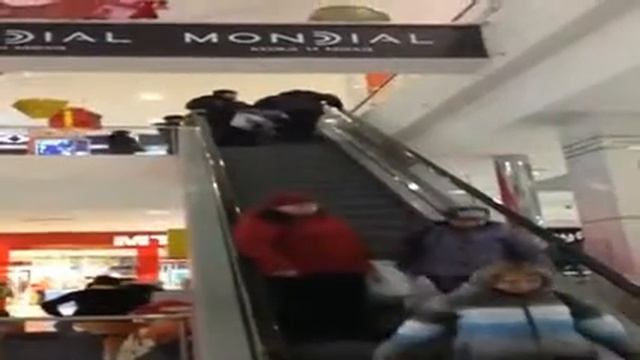 Прикол! Мужик не может забраться по экскаватору,город Красноярск. смотреть онлайн