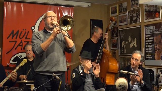 Red Beans Ragtime Band plays "When You And I Were Young Maggie" смотреть онлайн