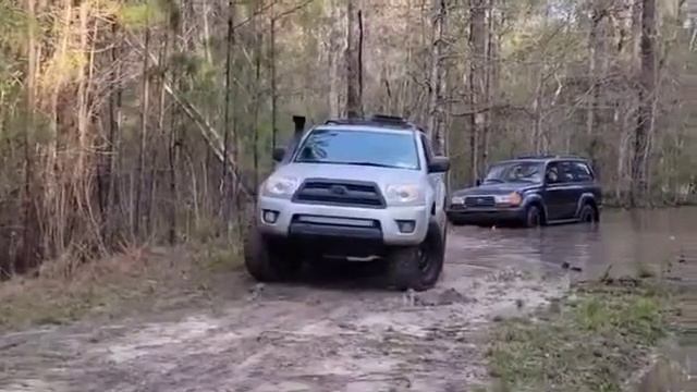Toyota landcruiser stuck in mud смотреть онлайн
