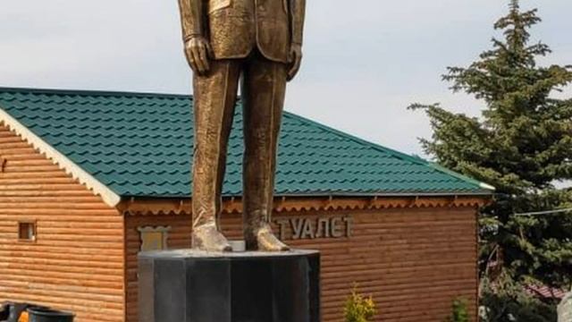 ЧТО ДУМАЛИ,КОГДА УСТАНАВЛИВАЛИ ПАМЯТНИК НА ФОНЕ ТУАЛЕТА смотреть онлайн