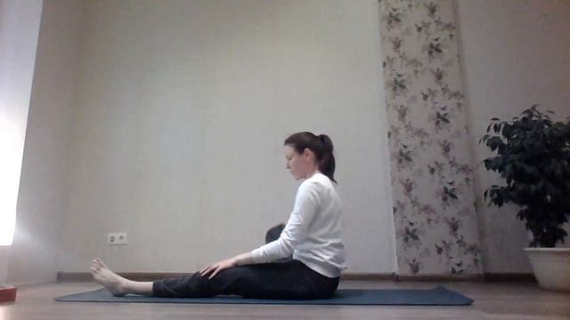 Подвижность позвоночника и улучшение осанки. Йога для начинающих. смотреть онлайн