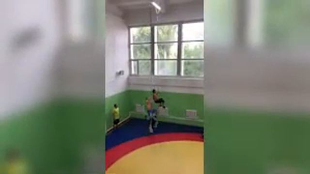 К финалу состязаний по греко-римской борьбе на Олимпиаде в Токио Акжола Махмудова готовит тренер... смотреть онлайн