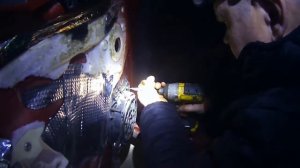 Citroen C4. Замена ограничителей дверей. Главное не попутать...