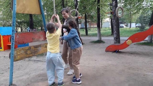 Мы уехали тусить в Иваново! Пошли гулять на игровую площадку! смотреть онлайн