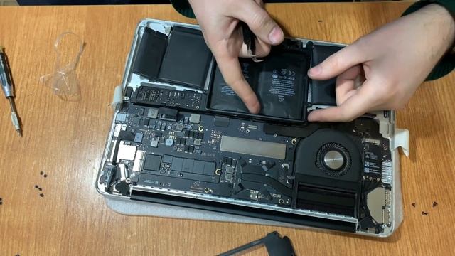Замена батареи  MacBook Pro 13 Mid 2015 A1502
