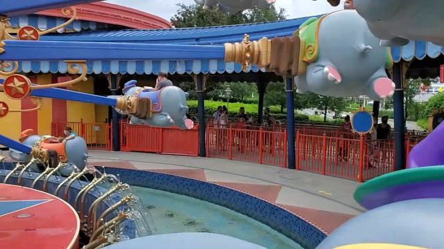 David rides Dumbo The Flying Elephant Ride!!! Давид катается на карусели "Слоненок Дамбо"!!! смотреть онлайн