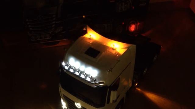 1:14 Tamiya Mercedes-Benz Actros 3363 Gigaspace 6x4 PURE WHITE смотреть онлайн