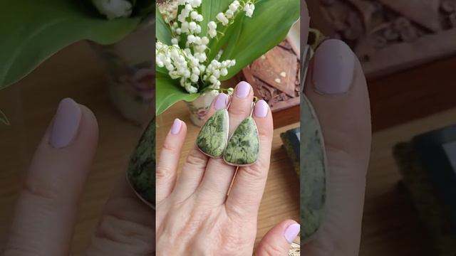 Змеевик в серебре 6 гр вес одной серьги Ц 3200 смотреть онлайн