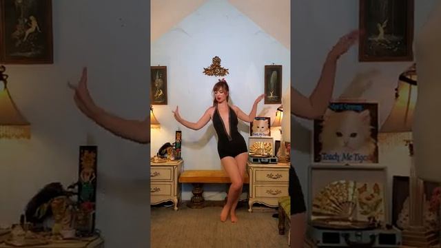 Dainty Rascal Dancing in Vintage Swimsuit смотреть онлайн