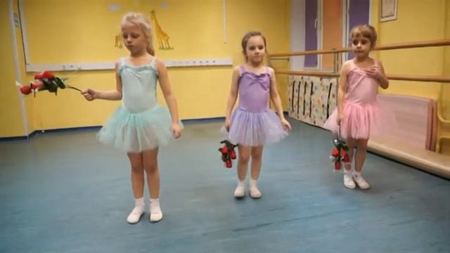Поздравление от нашей средней группы в день 8 марта. смотреть онлайн