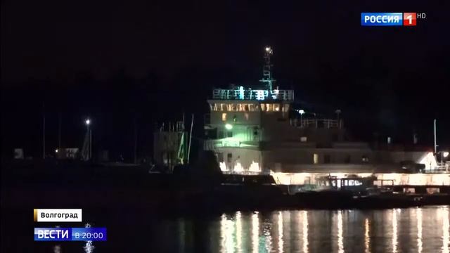 Катамаран столкнувшийся с баржей в Волгограде смотреть онлайн