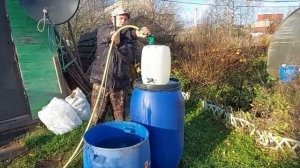 поднимаем воду бочкой канистрой , как идея газовым баллоном  без насоса и электричества