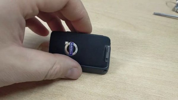 Как разобрать ключ Вольво s80  s60 XC90 XC60 volvo. Как поменять батарейку в ключе.