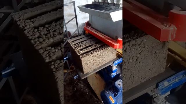 Видео из интернета, станок для малого бизнеса- Полуавтоматический вибропресс Рифей Кондор 150 ТСП смотреть онлайн
