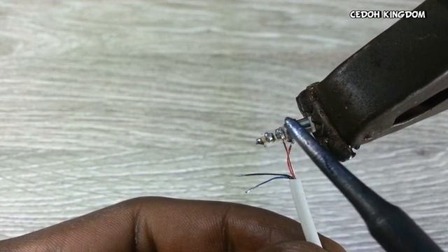 How to make AUX Cable from Earphones смотреть онлайн