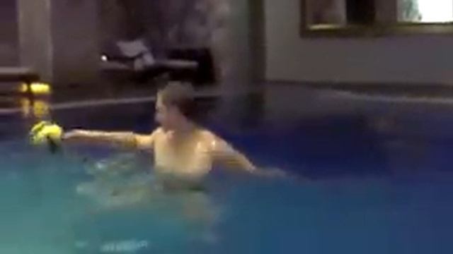 Трюки на воде с мячом (Чеканка на ноге Дима) смотреть онлайн