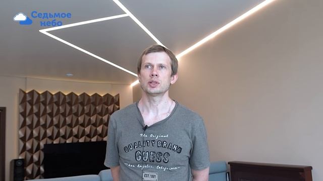 Натяжной потолок со световыми линиями, черными нишами и теневым примыканием в Алматы. Видеоотзыв смотреть онлайн