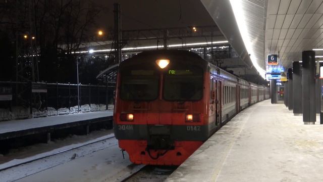 Гость из Раменского! Электропоезд ЭД4М-0142 отправляется со станции Зеленоград-Крюково смотреть онлайн