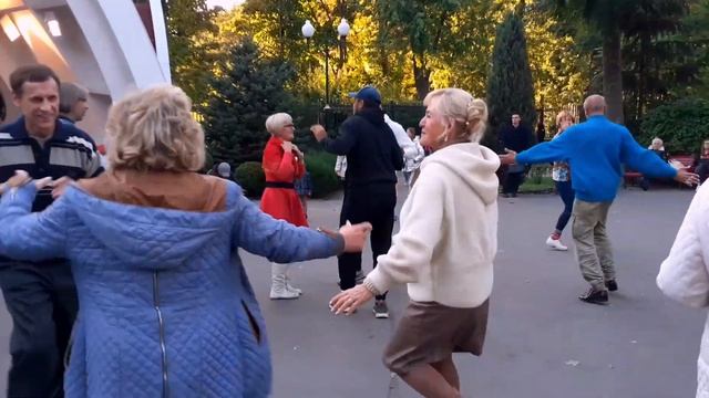 ШЛЁПАЛИ ШЛЁПКИ, ТВОИ ПЯТКИ!??/ТАНЦЫ В ПАРКЕ ГОРЬКОГО ХАРЬКОВ ОКТЯБРЬ 2021 смотреть онлайн