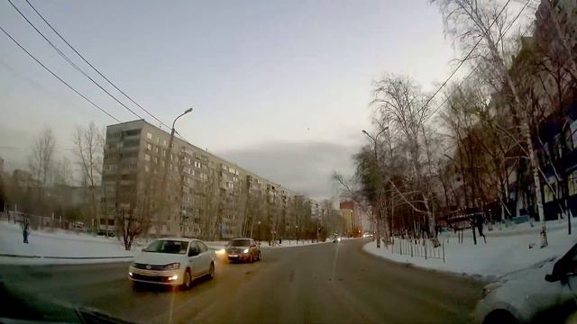 Движение на автомобиле по Тюмени до музыкальной школы и на Киевскую