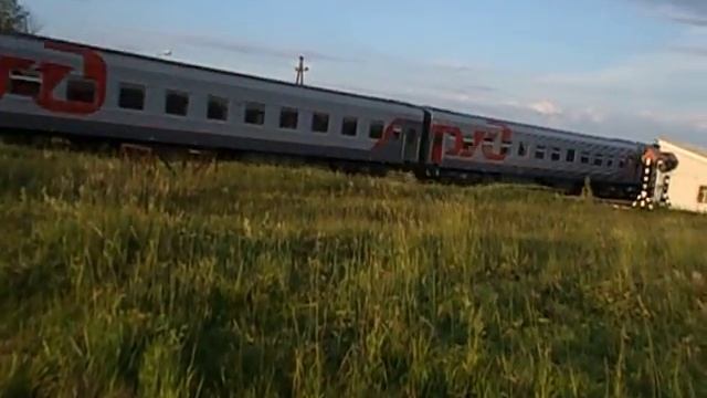 ТЭП70 перегоняет пассажирские вагоны через станцию Вазюк смотреть онлайн