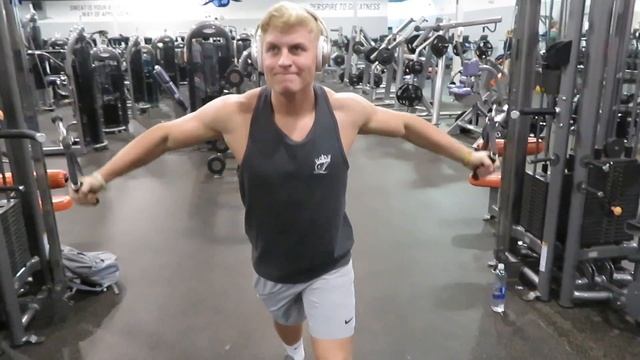 CHEST DAY PR | 225x max reps | 18 Year Old Bodybuilder Larson Ford смотреть онлайн