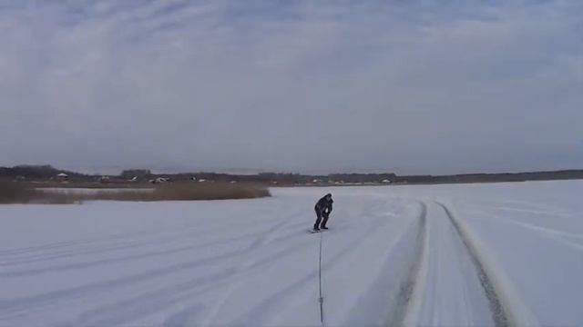 деревня зима сноуборд озеро!on Snowboards In The Snow Behind The Car!