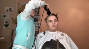 Дочь постригла на лысо маму