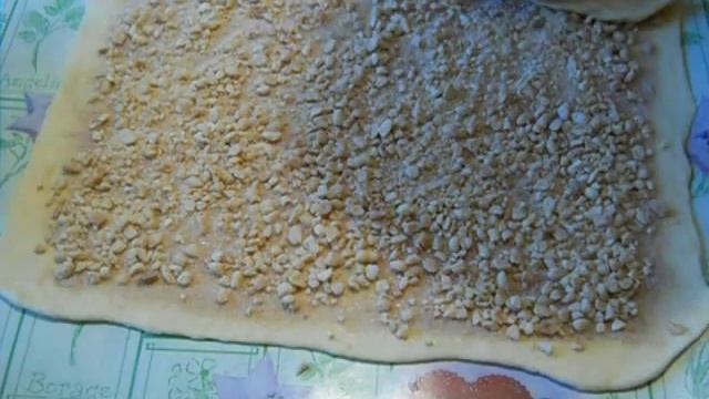 Рулеты из слоеного теста с орехами. Рецепт смотреть онлайн