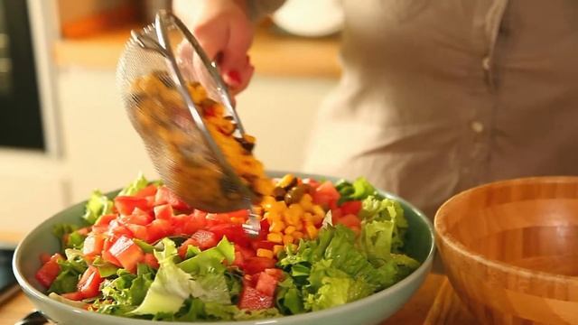 Свежа салата със средиземноморски вкус смотреть онлайн