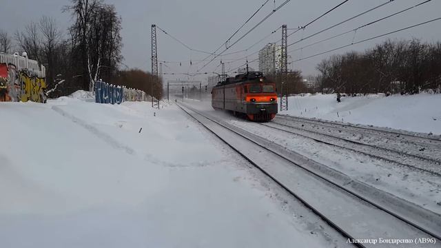 Электровоз ВЛ10У-771 на пл. Рабочий посёлок смотреть онлайн