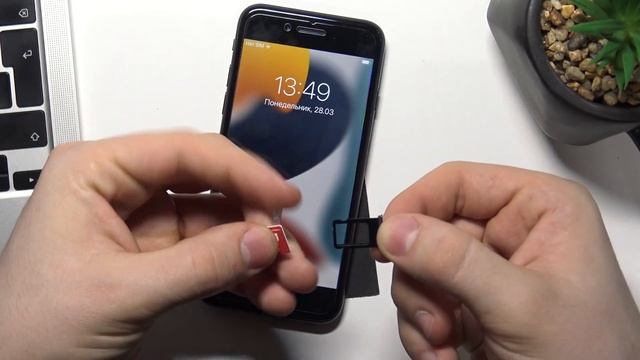 Как вставить СИМ карту в iPhone SE 2022 смотреть онлайн