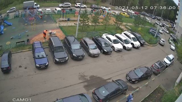 В Трёхгорке дворник забрал самокат, забытый на детской площадке смотреть онлайн