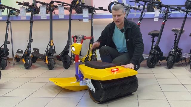 Электроснегокат "Кашалот" везет взрослых и детей! смотреть онлайн