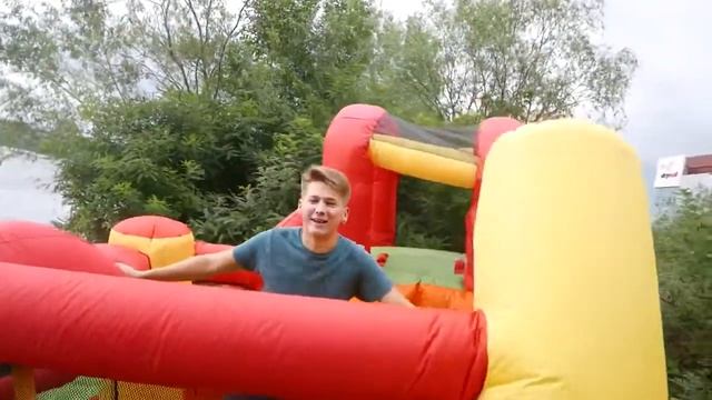 ЧТО ЕСЛИ ПОПЛЫТЬ НА БАТУТЕ ! БАТУТ ЛОДКА DIY смотреть онлайн