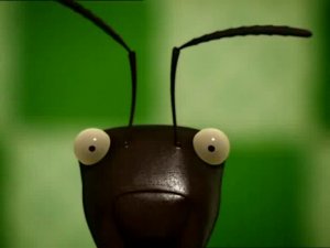 Мелюзга. 26. Муравей не хочет носить сахар как все. Он пробует дотащить банан.