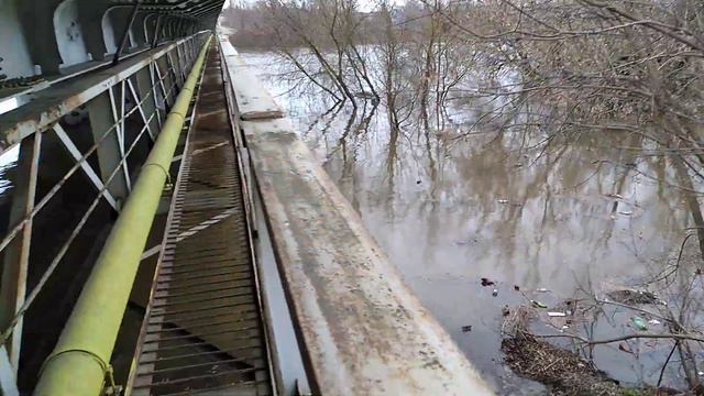 Уникальное явление залило мост через реку Клязьма до бетонной набережной и граффити на опоре смотреть онлайн